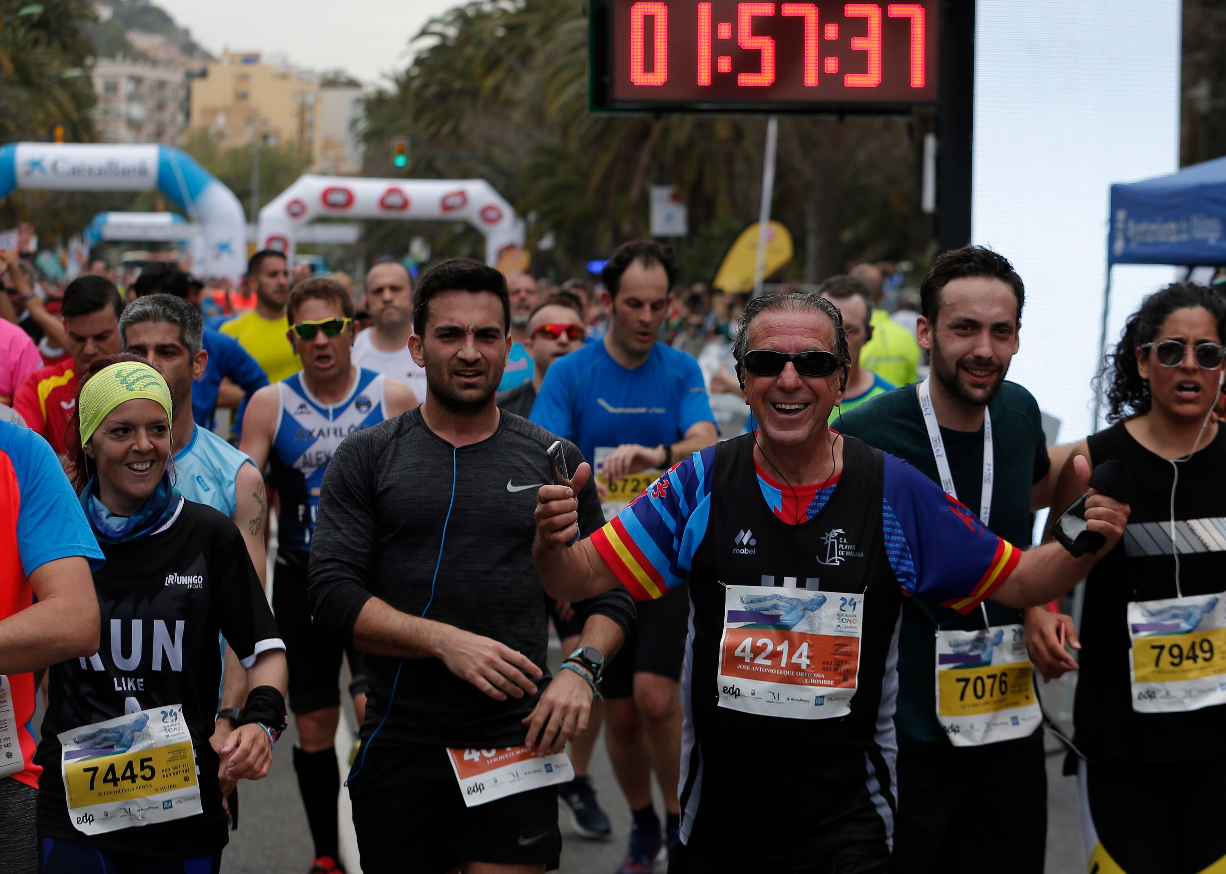 Mucho ambiente y color han llenado hoy las calles del centro de Málaga en la Media Maratón Teatro Soho Caixabank Ciudad de Málaga 2019