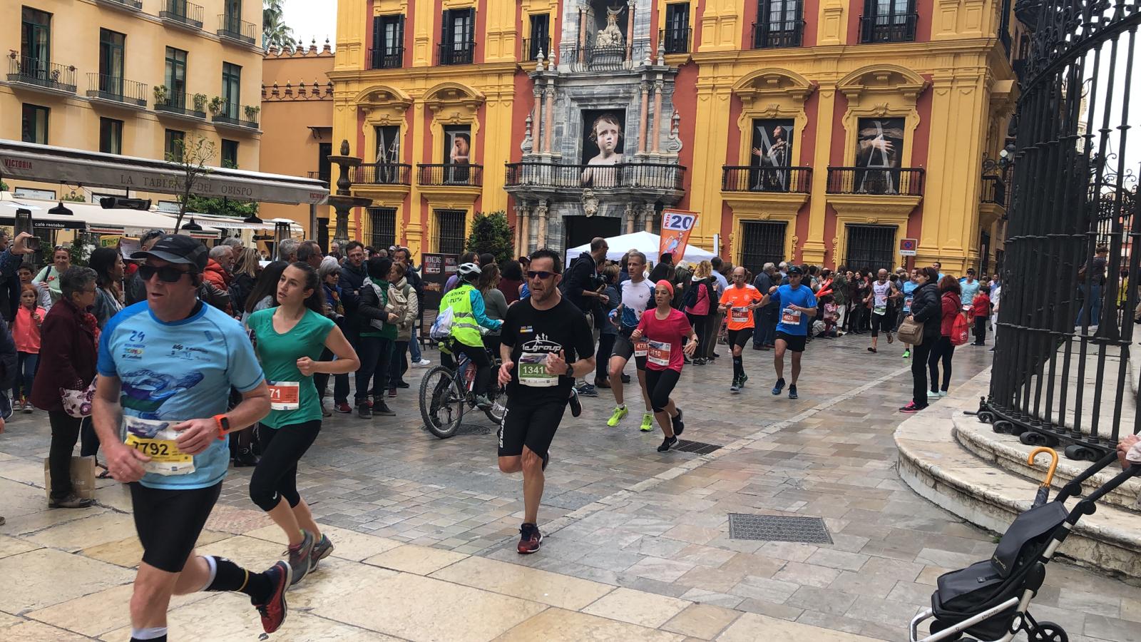 Más de 7.500 corredores participan en la 29ª edición de la Media Maratón Ciudad de Málaga.