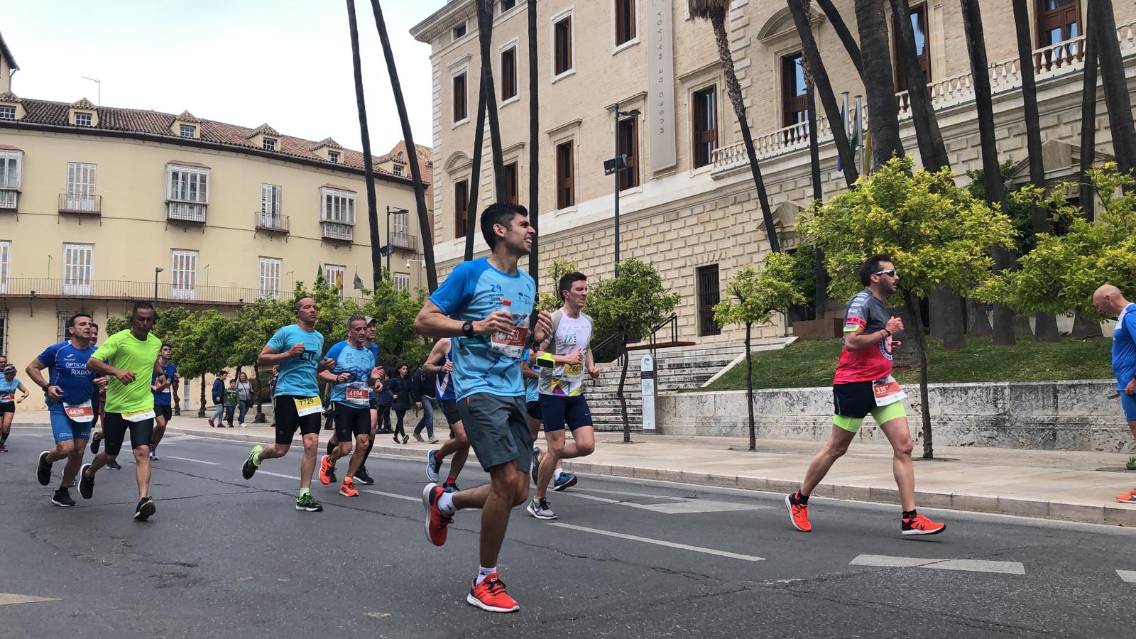 Más de 7.500 corredores participan en la 29ª edición de la Media Maratón Ciudad de Málaga.
