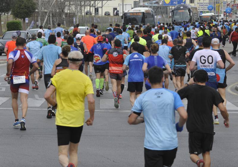 Más de 7.500 corredores participan en la 29ª edición de la Media Maratón Ciudad de Málaga.