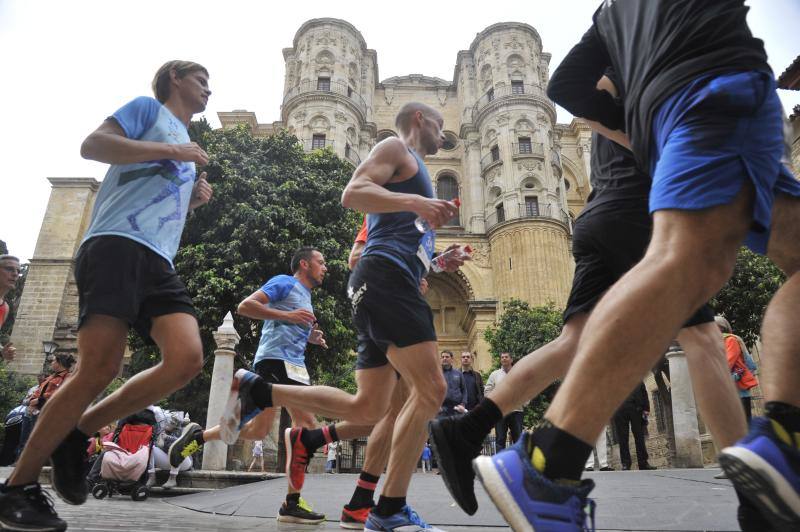 Más de 7.500 corredores participan en la 29ª edición de la Media Maratón Ciudad de Málaga.