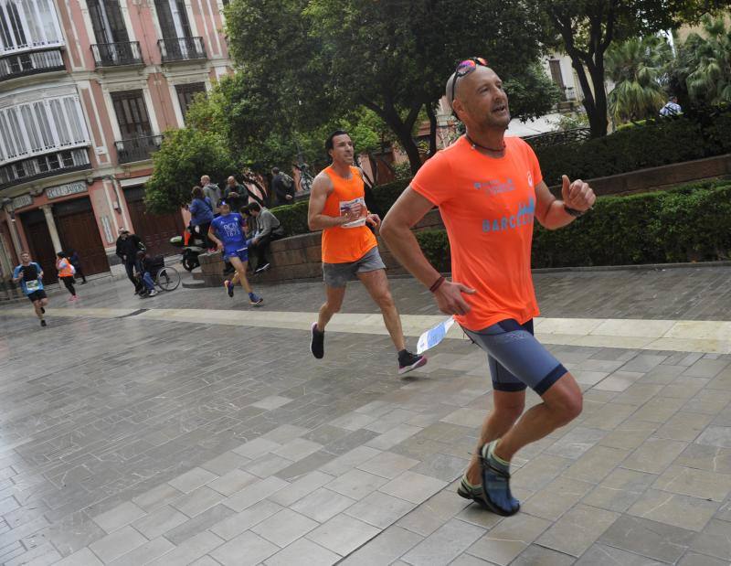 Más de 7.500 corredores participan en la 29ª edición de la Media Maratón Ciudad de Málaga.