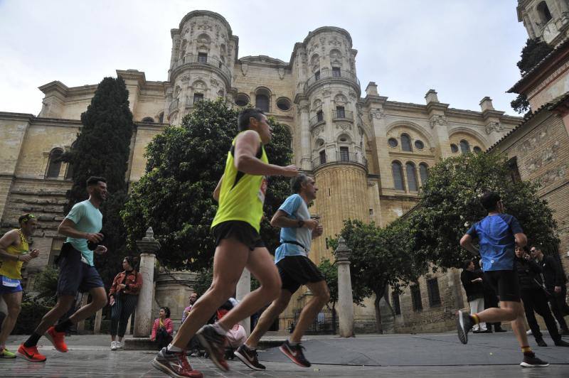 Más de 7.500 corredores participan en la 29ª edición de la Media Maratón Ciudad de Málaga.