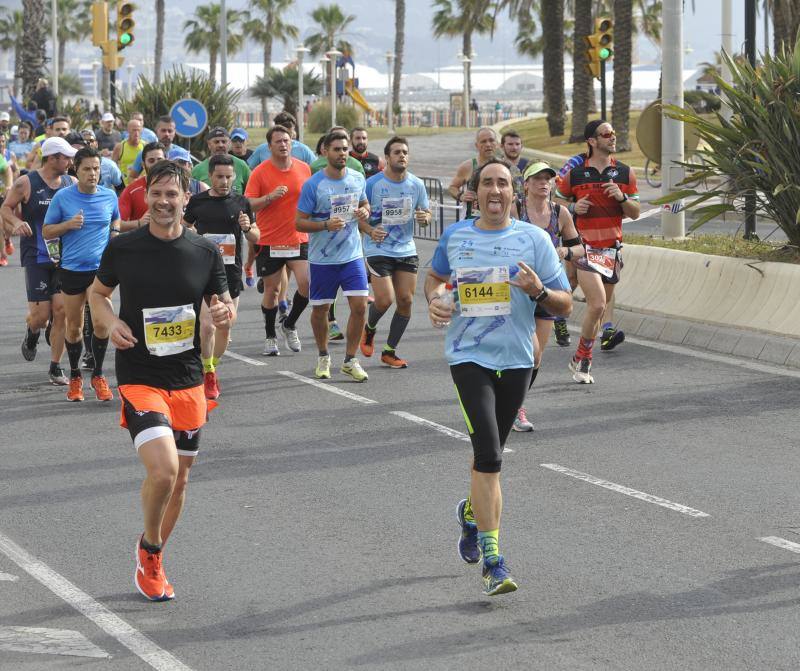 Más de 7.500 corredores participan en la 29ª edición de la Media Maratón Ciudad de Málaga.