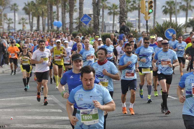 Más de 7.500 corredores participan en la 29ª edición de la Media Maratón Ciudad de Málaga.
