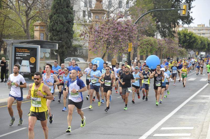 Más de 7.500 corredores participan en la 29ª edición de la Media Maratón Ciudad de Málaga.