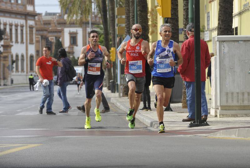 Más de 7.500 corredores participan en la 29ª edición de la Media Maratón Ciudad de Málaga.