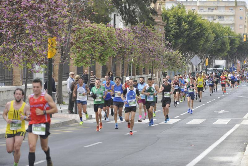 Más de 7.500 corredores participan en la 29ª edición de la Media Maratón Ciudad de Málaga.
