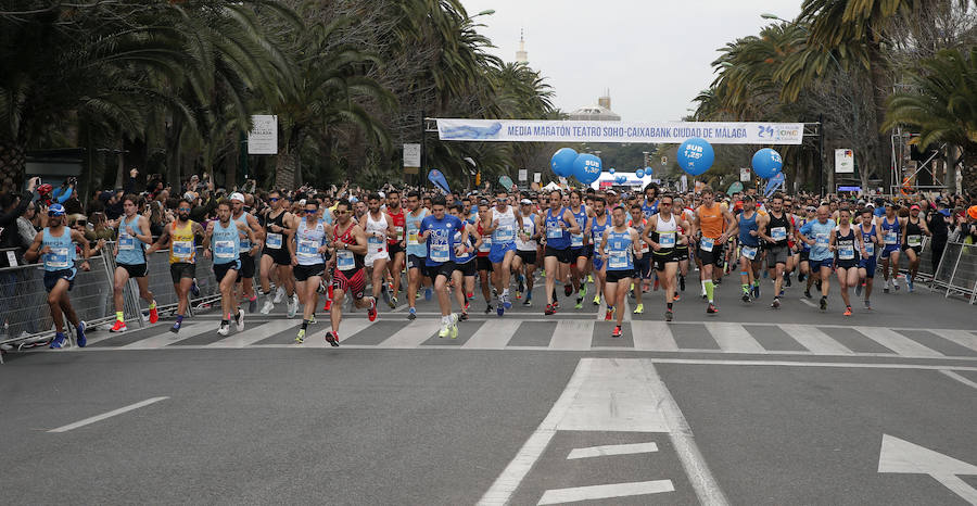 Más de 7.500 corredores participan en la 29ª edición de la Media Maratón Ciudad de Málaga.