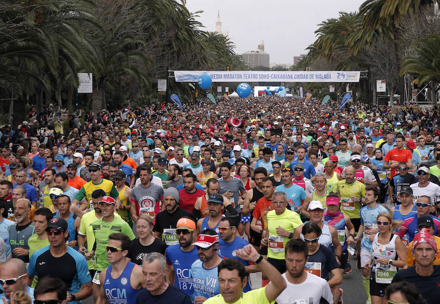 Más de 7.500 corredores participan en la 29ª edición de la Media Maratón Ciudad de Málaga.
