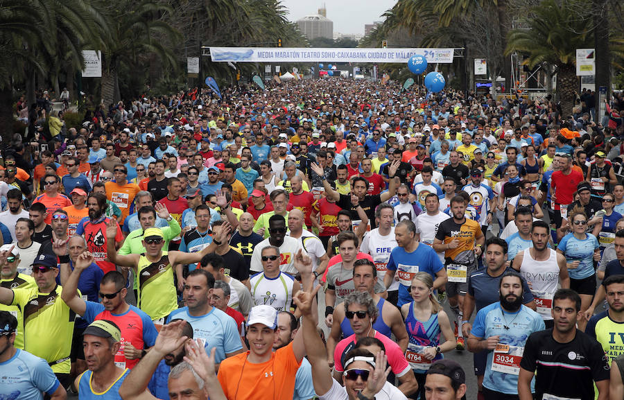 Más de 7.500 corredores participan en la 29ª edición de la Media Maratón Ciudad de Málaga.