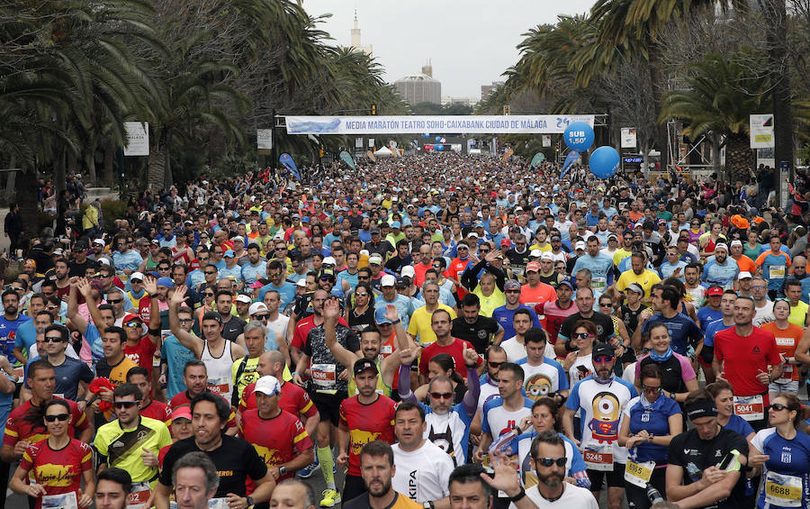 Más de 7.500 corredores participan en la 29ª edición de la Media Maratón Ciudad de Málaga.