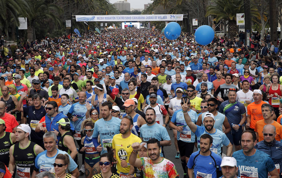 Más de 7.500 corredores participan en la 29ª edición de la Media Maratón Ciudad de Málaga.