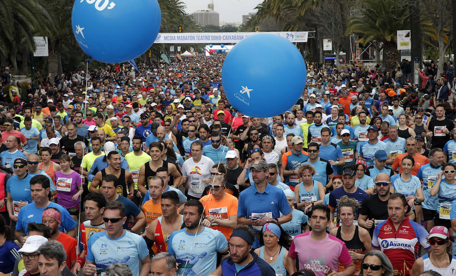 Más de 7.500 corredores participan en la 29ª edición de la Media Maratón Ciudad de Málaga.