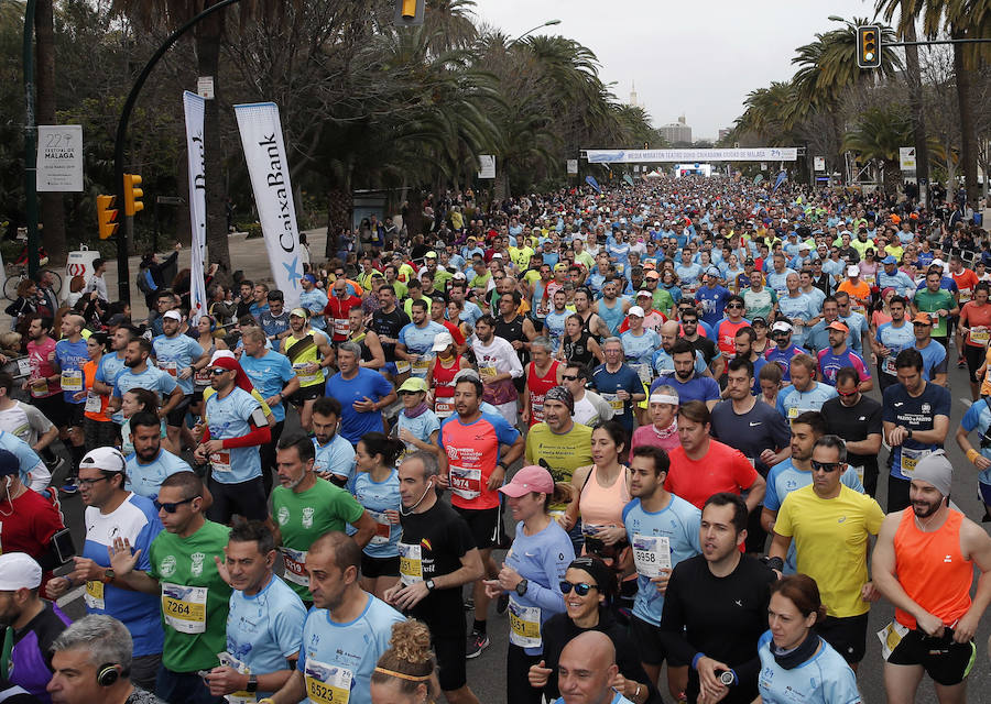 Más de 7.500 corredores participan en la 29ª edición de la Media Maratón Ciudad de Málaga.