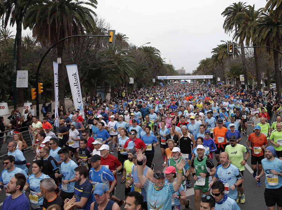 Más de 7.500 corredores participan en la 29ª edición de la Media Maratón Ciudad de Málaga.