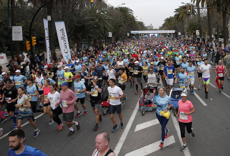 Más de 7.500 corredores participan en la 29ª edición de la Media Maratón Ciudad de Málaga.