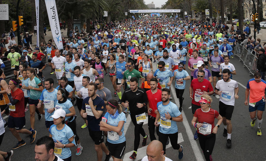 Más de 7.500 corredores participan en la 29ª edición de la Media Maratón Ciudad de Málaga.