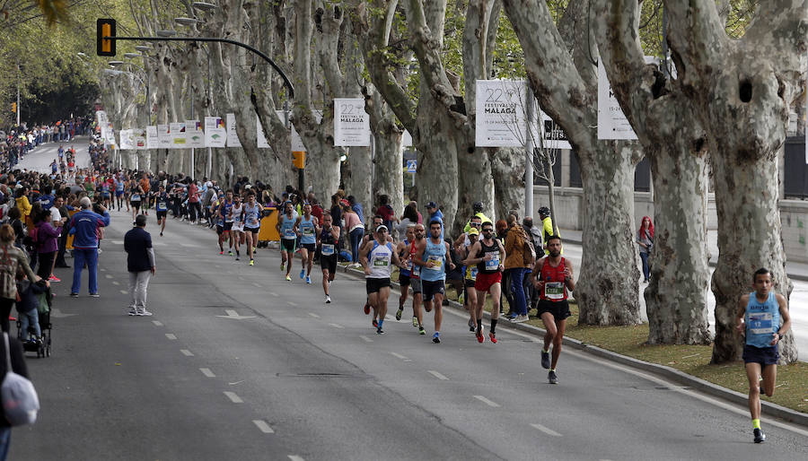 Más de 7.500 corredores participan en la 29ª edición de la Media Maratón Ciudad de Málaga.