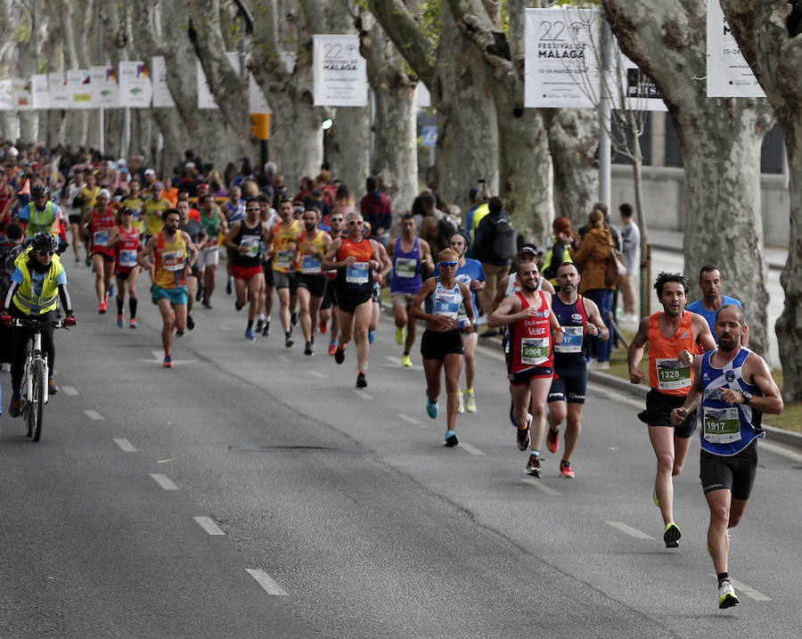 Más de 7.500 corredores participan en la 29ª edición de la Media Maratón Ciudad de Málaga.