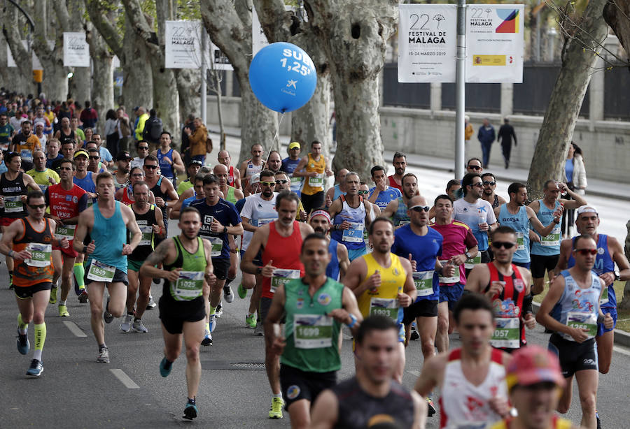 Más de 7.500 corredores participan en la 29ª edición de la Media Maratón Ciudad de Málaga.