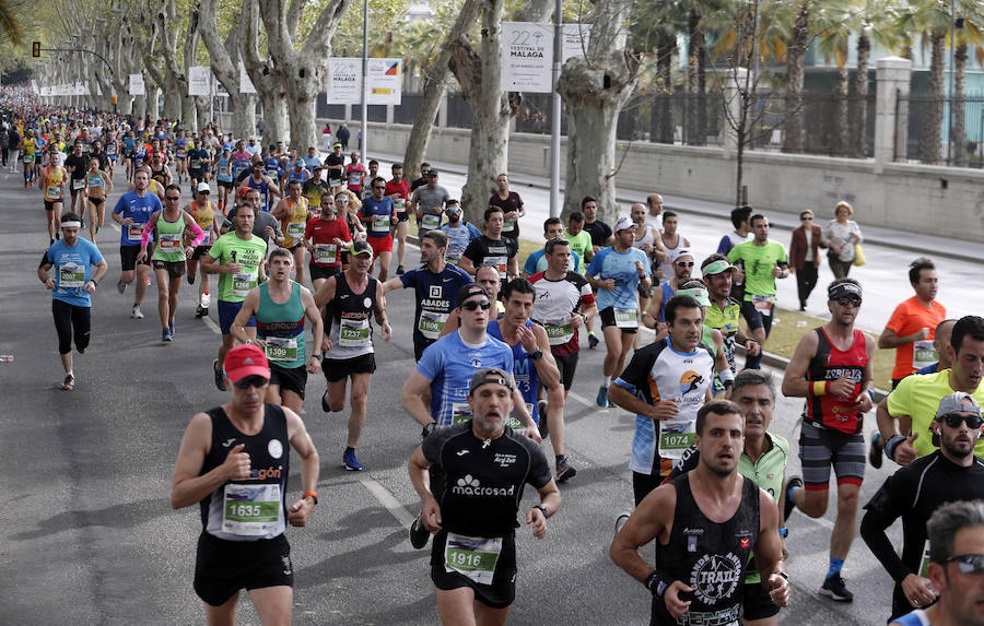 Más de 7.500 corredores participan en la 29ª edición de la Media Maratón Ciudad de Málaga.