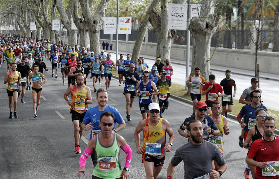 Más de 7.500 corredores participan en la 29ª edición de la Media Maratón Ciudad de Málaga.