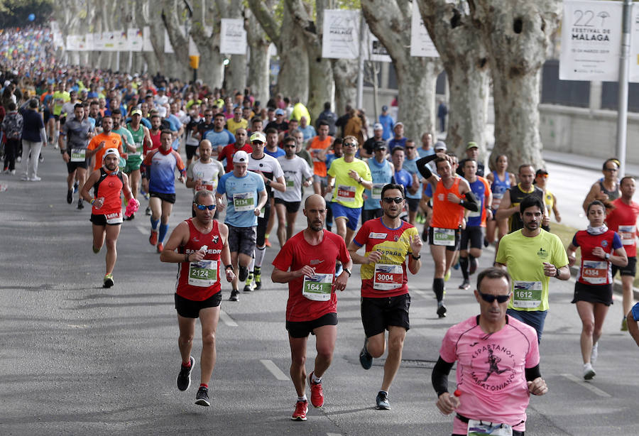 Más de 7.500 corredores participan en la 29ª edición de la Media Maratón Ciudad de Málaga.