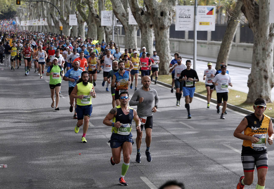 Más de 7.500 corredores participan en la 29ª edición de la Media Maratón Ciudad de Málaga.