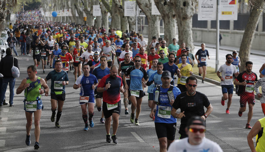 Más de 7.500 corredores participan en la 29ª edición de la Media Maratón Ciudad de Málaga.