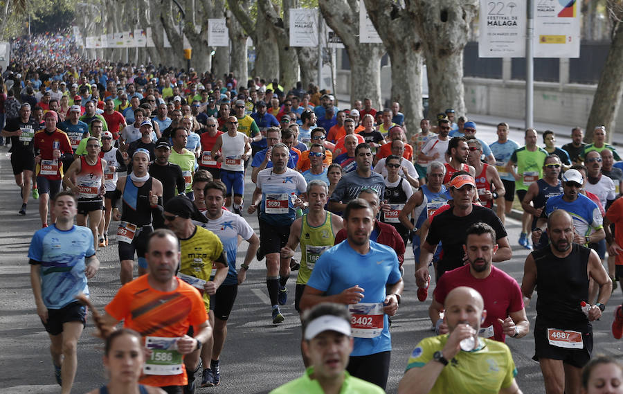 Mucho ambiente y color han llenado hoy las calles del centro de Málaga en la Media Maratón Teatro Soho Caixabank Ciudad de Málaga 2019