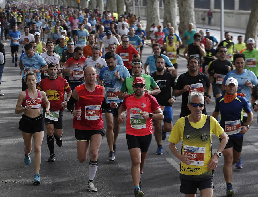 Mucho ambiente y color han llenado hoy las calles del centro de Málaga en la Media Maratón Teatro Soho Caixabank Ciudad de Málaga 2019