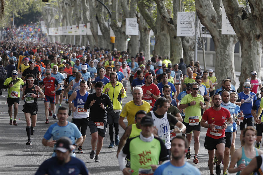 Mucho ambiente y color han llenado hoy las calles del centro de Málaga en la Media Maratón Teatro Soho Caixabank Ciudad de Málaga 2019