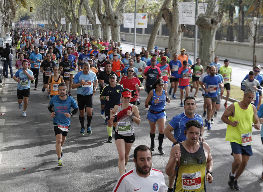 Mucho ambiente y color han llenado hoy las calles del centro de Málaga en la Media Maratón Teatro Soho Caixabank Ciudad de Málaga 2019