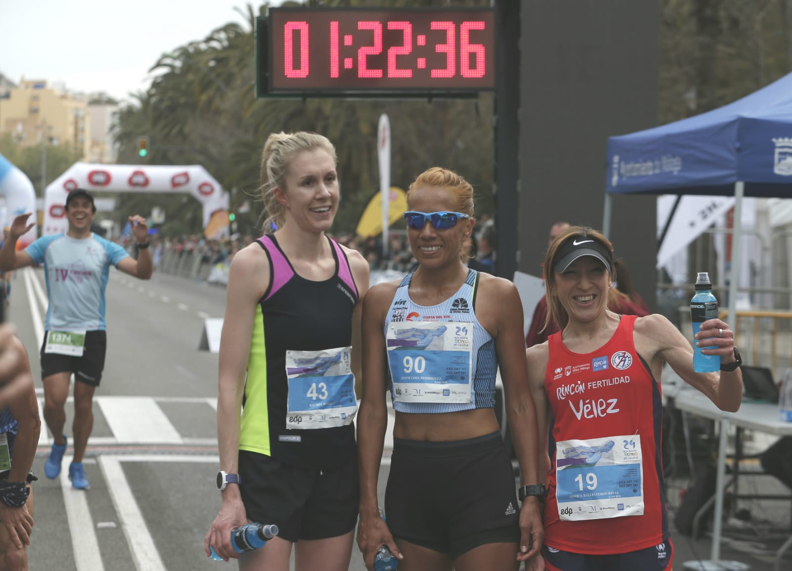 Más de 7.500 corredores participan en la 29ª edición de la Media Maratón Ciudad de Málaga.