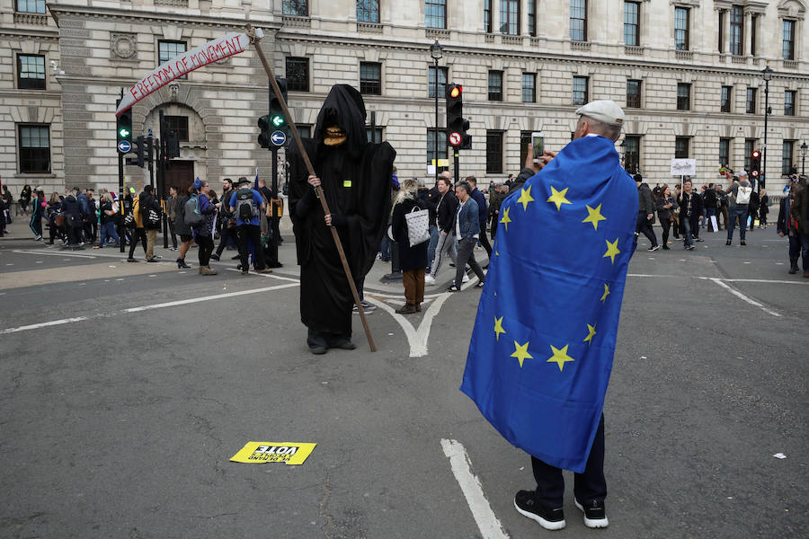 Un millón de británicos, según los organizadores, procedentes de las islas escocesas, de Bristol, Mánchester o Leeds se han manifestado por el centro de Londres para exigir que se celebre un segundo referéndum sobre el 'Brexit'.