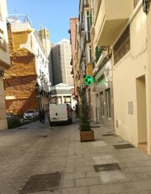 Imagen secundaria 2 - Patinetes en mitad de la calle y a las puertas de una vivienda. Vehículo en la calle.