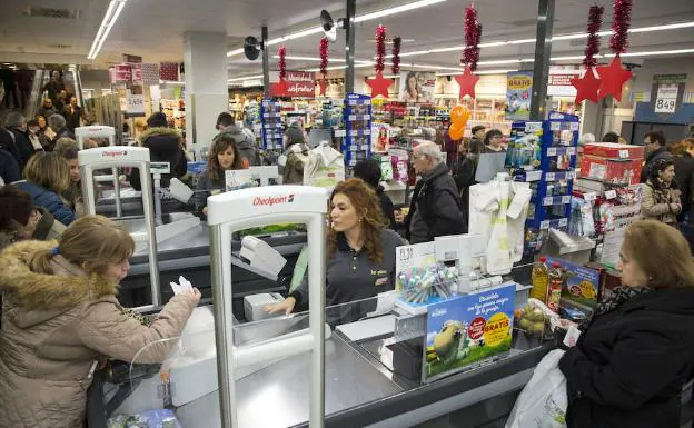 Varias cajeras de Dia atendiendo a los clientes en un supermercado.