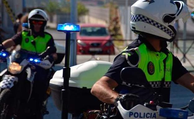 Dos agentes de la Unidad de Motos de la Policía Local de Algeciras. 