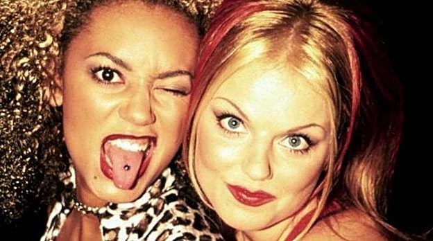 Melanie Brown (Mel B) y Geri Halliwell, componentes de las Spice Girls. 