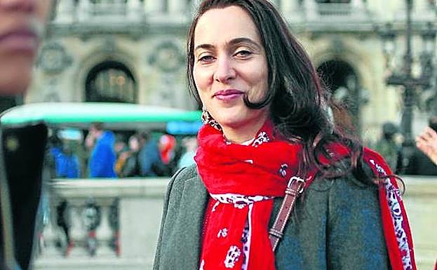 Kahina Bahloul, en una calle de París, ciudad en la que nació hace 39 años, hija de padre argelino y madre francesa.