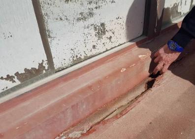 Imagen secundaria 1 - Arriba, la biblioteca situada en los bajos se cerró en 2015. Abajo, a la izquierda, estado de la impermeabilización de la cubierta. A la derecha, interior de un puesto de pescado con problemas de estanqueidad. 