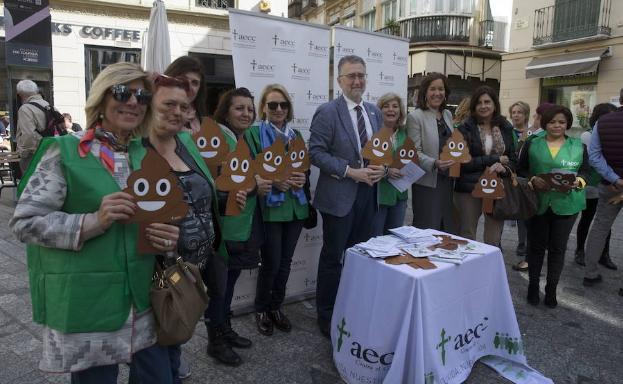 Miembros de la AECC, en un acto para concienciar sobre el cribado del cáncer de colon. 