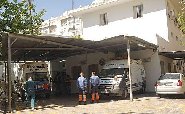 Ambulancias en la puerta del centro de salud de Las Albarizas. 