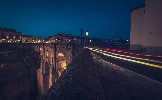 Vista del monumento de noche. 