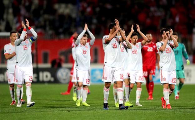 Los jugadores de la selección saludan al público español tras el partido ante Malta.