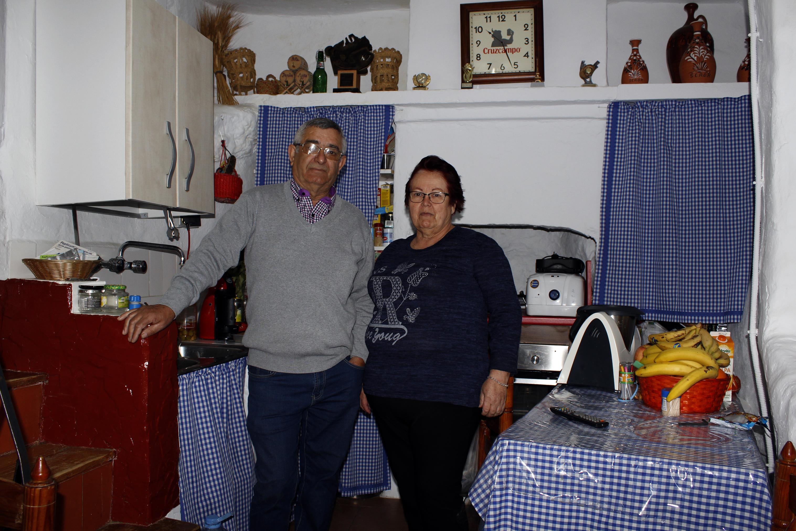 Cristóbal y María en la cocina de su vivienda, que está en parte excavada en la roca.