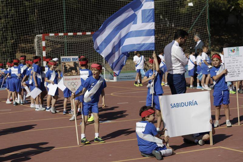 Casi medio millar de escolares han desfilado por el centro, con banderas de los distintos países, para recordar los valores olímpicos