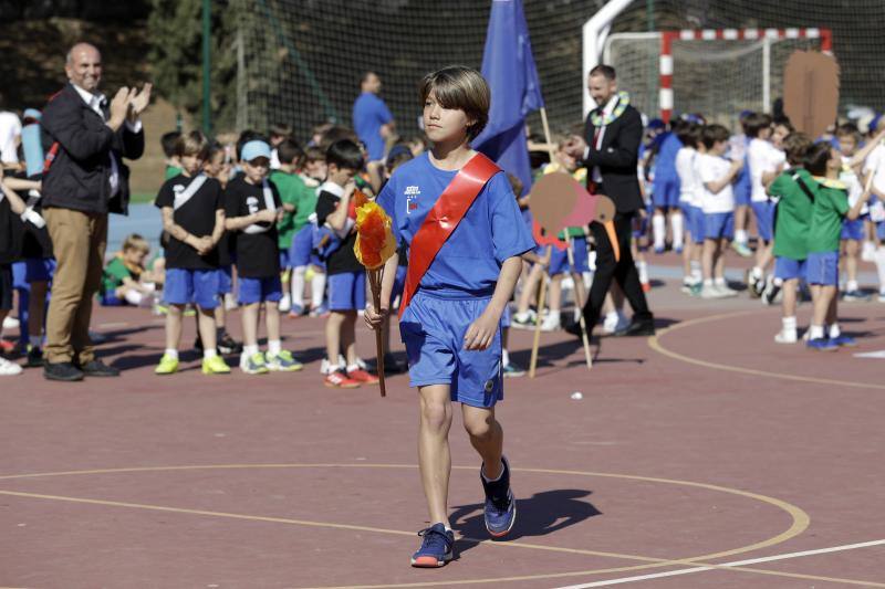 Casi medio millar de escolares han desfilado por el centro, con banderas de los distintos países, para recordar los valores olímpicos