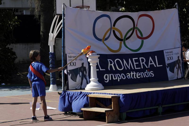 Casi medio millar de escolares han desfilado por el centro, con banderas de los distintos países, para recordar los valores olímpicos